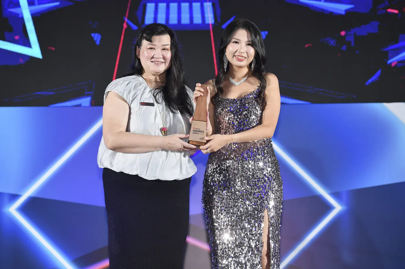Jane Poh 在 SREA 2024 活动现场与嘉宾合照